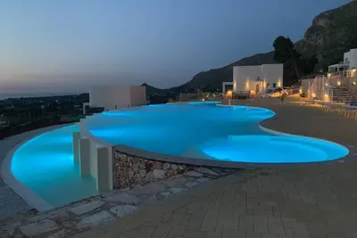 Villa Flores - Giardino degli Allori with shared swimming pool and Jacuzzi