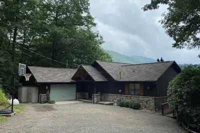 Image de Beautiful Mount Mitchell Home - Stunning views, decks & hot tub & endless hikes