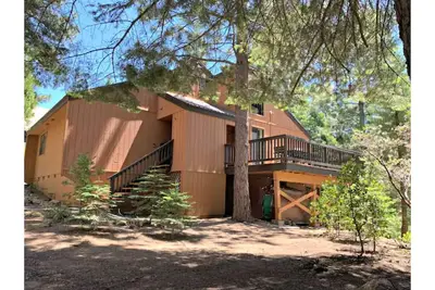 Image de Custom Cabin near Shaver Lake with 2 Fireplaces, Deck, Pool, Sauna & Jacuzzi!