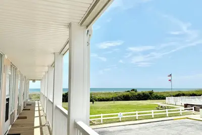 Image de 🏖Partial Ocean View Studio with Direct Beach Access🚴400 Mbps Wifi_Kitchen_Pool