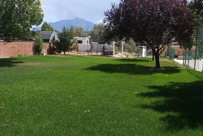 Image de Rv in huge single-family backyard with sports court, creek. . . .