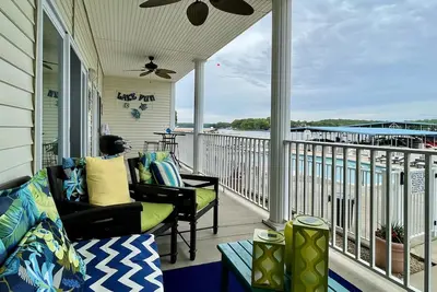 Image de Pool & Lakeside 3br condo. . . less than 10 steps to the heated pool!