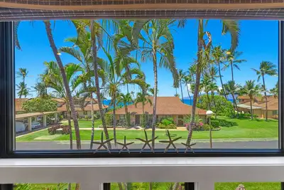 Image de 129-3 Puamana. Imagine enjoying this beautiful contemporary coastal home!
