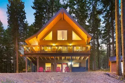 Stuart View Lodge · Amazing Mt Views | Fire Pit | Relaxing Hot Tub | Foosball |