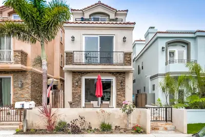 Image de Huge home by the beach