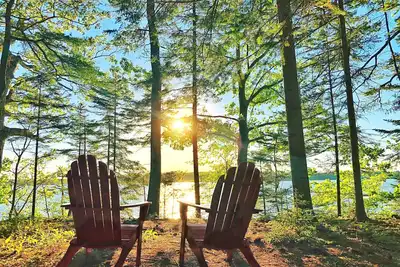 Beautiful oceanfront three-bedroom home overlooking Wolfe's Neck State Park.