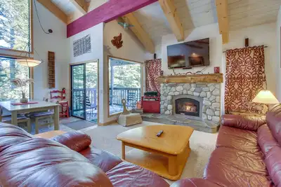 Image de Vue sur la forêt condo w / pont, bain à remous partagé / piscine saisonnière - à quelques pas du Village!