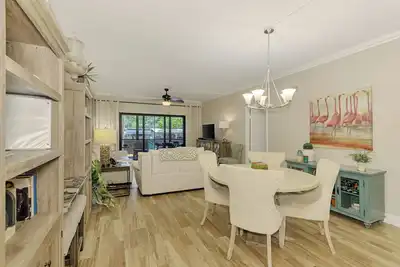 Image de Grand, moderne 2/2 avec une tanière! Unité de coin paisible au premier étage avec une projection à Lanai Et 2 patios