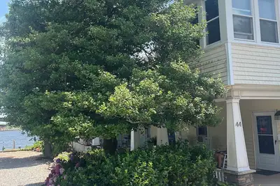 Image de Ground floor water side 1-bedroom cottage. Rocking chair front porch. No stairs