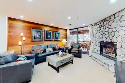 Image de Condo de ski-in / ski-out confortable avec un bain à remous privé sur le pont!