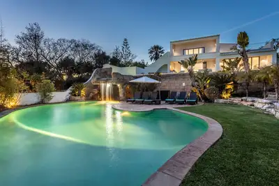Image de Privé propriété de 5 chambres avec 3 piscines incroyables et superbe vue côtière