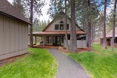 Image de Nouvelle Liste! Cabane amusante avec terrasse couverte et bain à remous privé dans un excellent emplacement