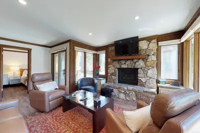 Image de Condo rustique près du Canyon Lodge avec foyer et piscine / bain à remous communs