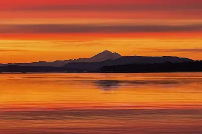 Image de Salish Sea Beach House abrite l'hébergement The Solaris Suite Oceanfront!