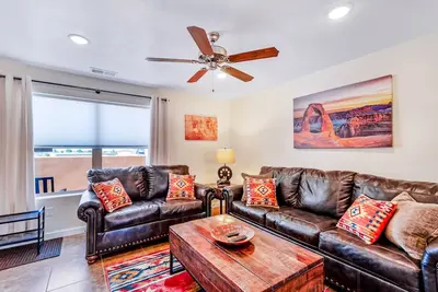 Image de Maison accueillant les cyclistes avec accès à des commodités communes - à proximité des parcs nationaux de l'Utah!