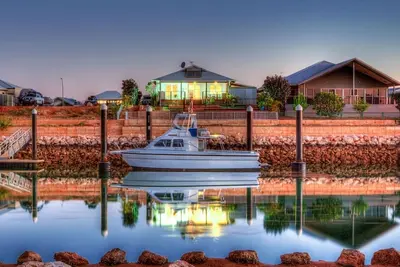 Image de The Sanctuary - The house with everything. Swimming pool, free Wifi and a Jetty!