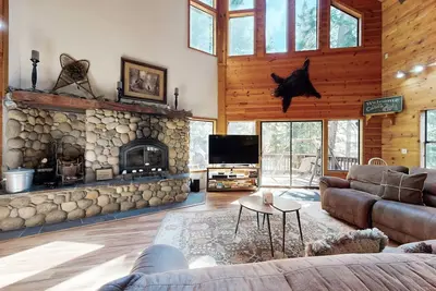 Image de Spacieuse maison de montagne avec piscine et babyfoot partagés - près des pistes, du golf et du lac!
