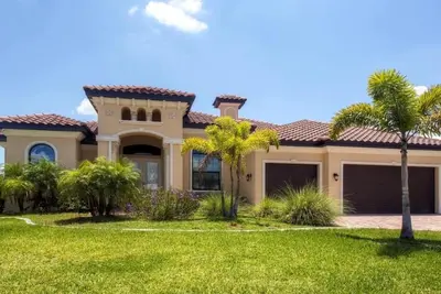 Image de Spacieux 3br \/ 3b Punta Gorda Isles sur le canal avec piscine