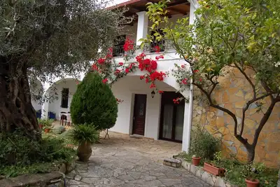 Image de Galini Apartments se trouve à Barbati Glyfa environ 22 km au nord de Corfou