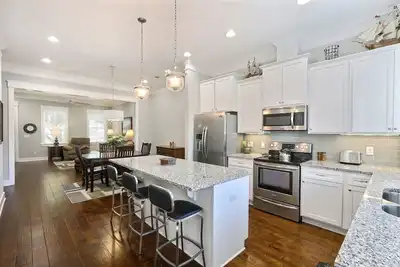 Image de Gwinnett's Luxury Cottage- Private Courtyard & Off Street Parking Included!