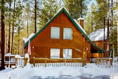 Image de Spacieuse, la maison de style cabine w / sur place le golf et la piscine partagée, un bain à remous, un quai, et plus encore!