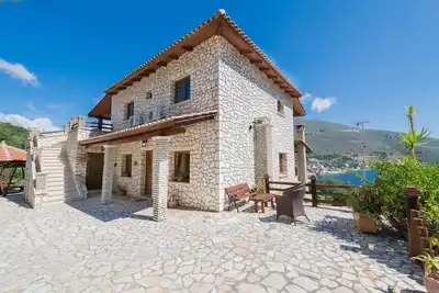 Image de Appartements de luxe en pierre avec vue imprenable sur mer