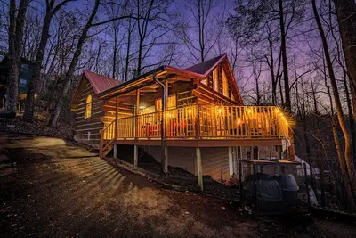 Image de A+ Location, Private Hot Tub, Fire Pit, Arcade Game, 350mb+ Wifi