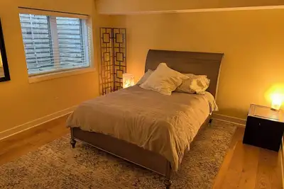 Image de Shared space in East Lawrence close to Downtown!