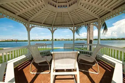 Image de Condo au dernier étage 1 chambre avec vue sur la baie côtière d'Inra!