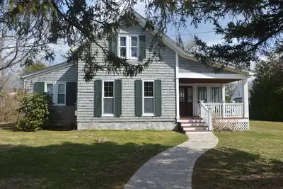 Image de Trois chambres à coucher, deux salles de bain. Marchez jusqu'à la plage, les magasins et les restaurants.