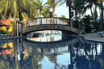 Image de West Bay Beach, condo de luxe 2 chambres Ă coucher Infinity Bay
