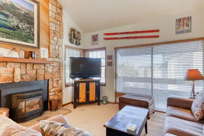Image de Condo de location confortable avec un bain à remous partagé, un sauna et une piscine saisonnière!