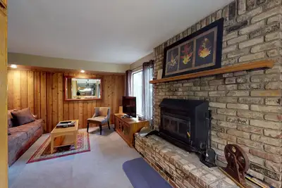 Image de Condo délicieux chien-friendly avec une piscine partagée, un sauna et un bain à remous!