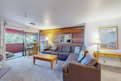 Image de Ski-in / ski-out condo avec bain à remous privé ainsi qu'une terrasse avec barbecue