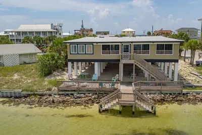 Image de Amazing water front beach home with elevator for every day use!