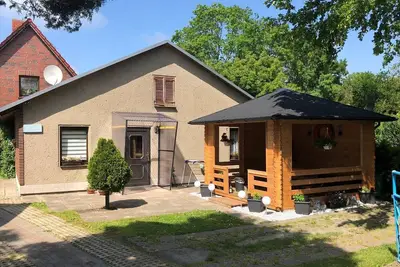 Image de chalet modernisé dans Wiek Rügen calme avec pavillon couvert