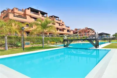 Image de Penthouse élégant avec vue sur la mer et piscine, Prés de la plage, des restaurants, bars et ville