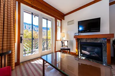 Image de 4ème étage du Lodge at Spruce Peak - Magnifique mont direct. Mansfield vues sur le célèbre Front Quatre sentiers.