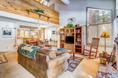 Image de Condo confortable avec bain à remous partagé, sauna, court de tennis et piscine saisonnière!