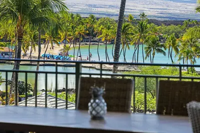 Beachfront 3 bedroom penthouse with easy beach access!