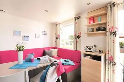 Image de Mobil-home Confort 18m² 1 chambre + terrasse semi-couverte + Tv 2 personnes