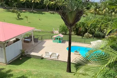 Image de A Petit Bourg, la villa Le Bakoua vous accueille dans son écrin de verdure!