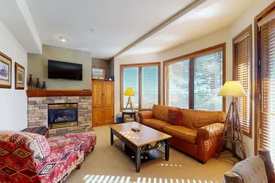 Image de Ski-in / ski-out condo avec vue sur la montagne et l'utilisation d'un bain à remous partagé