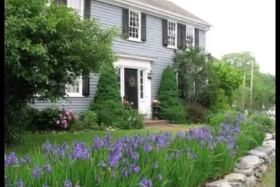 Image de 18th Century Farm House in Center of Carlisle
