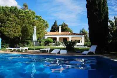Image de Villa proche falaise avec un jardin et vue sur la mer