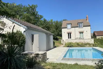 Image de une maison à la campagne avec piscine, proche du golf d'Augerville