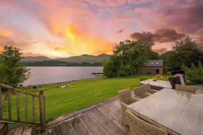 Image de Loch gîte rieuses dans les Highlands d'Ecosse avec bain à remous