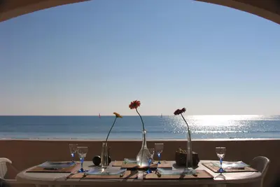 Image de Duplex lumineux sur plage avec jardin et parking! Idéalement situé.