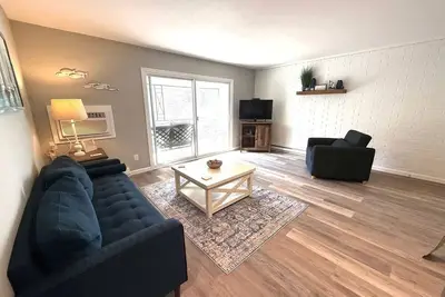 Image de Lakeside Serenity: 1bd Villa with Private Deck