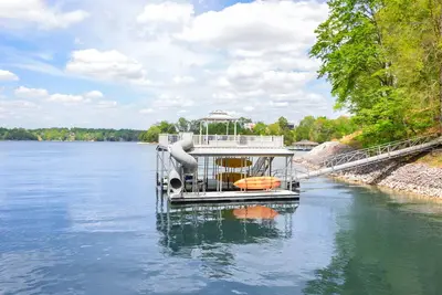 Image de Luxury Estate Center of Tims Ford Lake with Unbeatable Lakefront Views, Dock